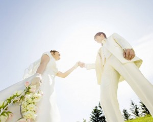 88270-dream-wedding-garden_wedding_photography_022_bride-and-bridegroom-holding-hands